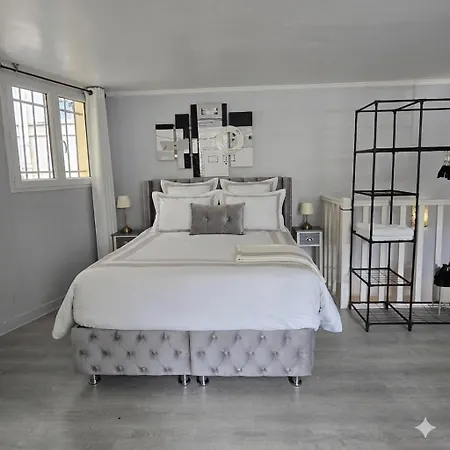 Apartment Beau Meuble 2min Du Moulin Rouge Paris